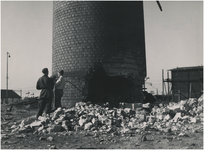 194802 Het boren van gaten in de schoorsteen ten behoeve van het aanbrengen van de springlading, 1951