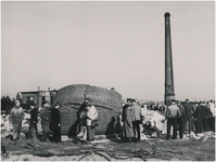 194805 Het kijken naar de restanten na het opblazen van de schoorsteen, 1951
