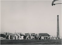 194806 Serie van 5 foto's betreffende de sloop van de locomotievenloods. Het kijken naar de restanten na het opblazen ...