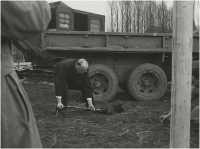 196742 Serie van 6 foto's over het steken van de eerste spade, ten behoeve van de bouw van de nieuwe brandweerkazerne, ...
