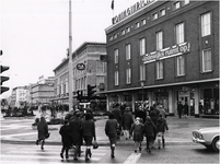 478 18 Septemberplein: met woonwinkel Lodewijks en modeketens C&A en Voss, gezien vanaf de Emmasingel, 1971