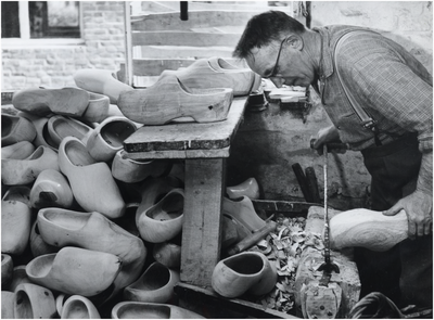 23595 Klompenmaker Willem van Best aan het werk in zijn klompenmakerij, 05-1967