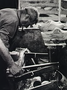 23596 Klompenmaker aan het werk, 05-1967