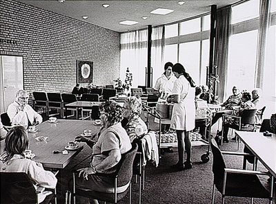 25424 Het uitserveren van koffie en thee in een gemeenschappelijke ruimte van bejaardencentrum en verpleeghuis ...