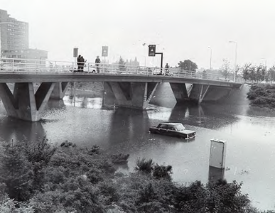 28100 Overstroming van de John F. Kennedylaan, ter hoogte van het viaduct Orpheuslaan, 23-08-1977
