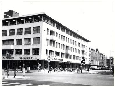 28670 Kruispunt van de Kerkstraat en de Keizersgracht, gezien in de richting van eerstgenoemde, 1967