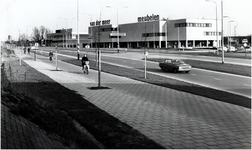 65323 Noord Brabantlaan richting centrum, met het kantoor van de Gasunie en van der Meer Meubelen, ca. 1980
