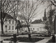 68337 Ten Hagestraat gezien vanuit de tuin van Villa Ravensdonck (nr. 2). Op de achtergrond de Catharinakerk, 01-1976