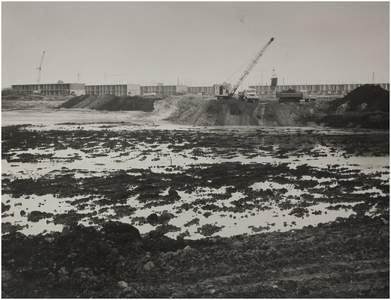 68806 Winteropnamen bouwwerkzaamheden in de wijk Vaartbroek: het bouwrijp maken van de grond, 1966-1967