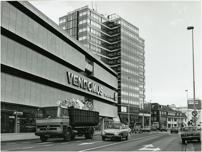 69083 Vestdijk gezien vanaf het 18 Septemberplein, met links Vendomus en de Groene Toren, 01-1976