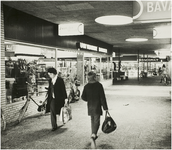 69548 Winkelcentrum Vaartbroek, Wijngaardplein. Links bakkerij J. van der Voort, 24-08-1972