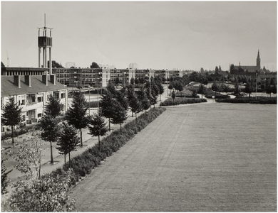 69622 Panorama van de wijk Mensfort. Links de Emmauskerk en de flats aan de Willem van Kesselstraat, 09-1965