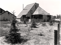 128837 Zonnehuis, Kosmoslaan: op het zuidelijke dakdeel zijn circa 50 m2 aan zonnecellen geplaatst, 1976 - 1980