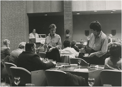 191319 Het schenken van koffie tijdens een vergadering van de gemeenteraad, 1986 - 1990