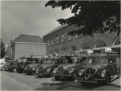 191365 Het wagenpark van de brandweerkazerne aan de Edenstraat, ca. 1960