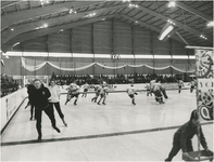  Een serie van 5 foto's betreffende het schaatsen op de kunstijsbaan, 1981