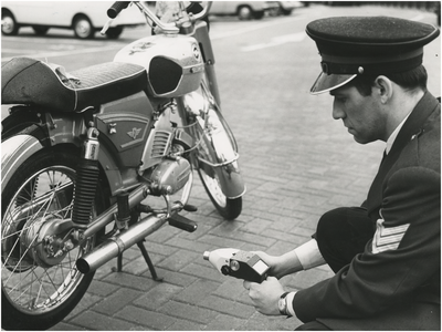 191810 Het meten van het geluid van bromfietsen door een verkeersagent van de Gemeente Politie Eindhoven, 04-1973
