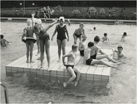 192023 Zwemmende kinderen, 1967