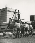 192141 Bevrijdingsherdenking: het bouwen van een wigwam door leden van de scouting, ca. 18-09-1980