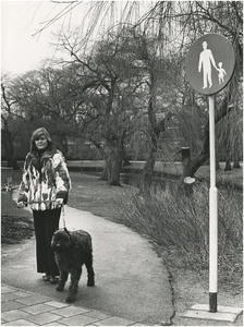 193649 Het uitlaten van de hond in het Elzentpark, 01-1976