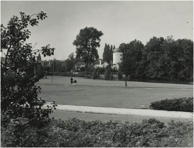 193937 Het Stadswandelpark en het Dr. A.F. Philips Observatorium gezien vanaf de Boutenslaan, 09-1965