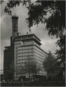 194298 Veemgebouw met televisie-zendmast op Philipscomplex Strijp-S (ofwel Philipscomplex Strijp-1), 1956