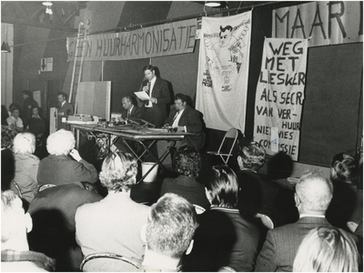 194536 Een protestdemonstratie tegen de regeringsplannen voor huurharmonisatie: een bijeenkomst in jongerencentrum De ...