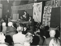 194536 Een protestdemonstratie tegen de regeringsplannen voor huurharmonisatie: een bijeenkomst in jongerencentrum De ...