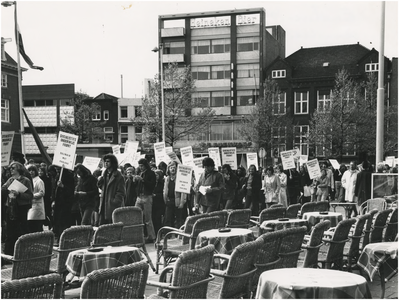 194538 Protestdemonstratie voor het behoud van toneelwerkgroep Proloog, 1974