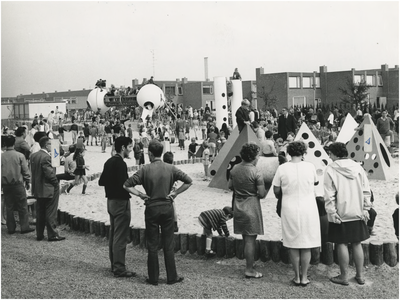 194609 Opening van de Buiteltuin, speeltuin in Vaartbroek, schenking ter gelegenheid van het eeuwfeest van ...