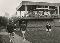  Serie van 3 foto's betreffende clubhuis, tennisbaan op Sportcomplex Aalsterweg, 04-1964