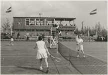 195127 Tennissers op de banen en in in en om hun clubhuis, 04-1964