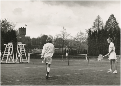 195128 Tennissers op de banen, links een stukje watertoren, 04-1964
