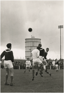 195185 Voetbalwedstrijd amateurs, sportpark De Doornakkers, op de achtergrond gashouder, Tongelre, 04-1964