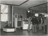 195472 Bezoekers tentoonstelling, 1981-1985