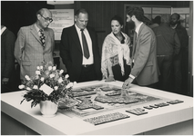 195474 Bezoekers tentoonstelling, 1981-1985
