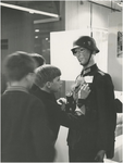 195484 Tentoonstelling Tweede Wereldoorlog in Stadhuis: Kinderen bekijken een tentoongestelde Duitse officier., ...
