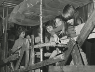 195525 Het opbouwen van de tentoonstelling door leerlingen van de lagere school, Sint Norbertuslaan, 5-1977