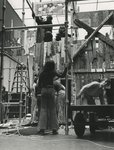 195526 Het opbouwen van de tentoonstelling door leerlingen van de lagere school, Sint Norbertuslaan, 5-1977