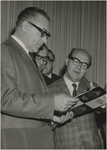 198359 Het aanbieden van de eerste grammofoonplaat van mannenkoor 'La Bonne Esperance' aan burgemeester Herman Witte, ...