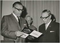 198360 Het aanbieden van de eerste grammofoonplaat van mannenkoor 'La Bonne Esperance' aan burgemeester Herman Witte, ...