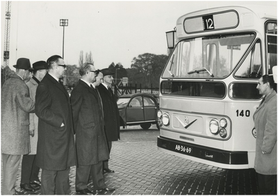 198368 Presentatie van de nieuwe stadsbussen van NV De City: het bezichtigen van een bus door burgemeester en ...