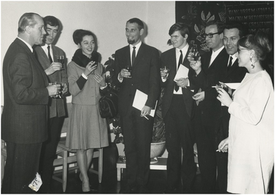 198369 Het uitreiken van de Cultuurprijs van 1966: wethouder Jan Dirk van der Harten (links) met de genomineerde ...