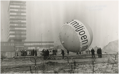 198370 Het oplaten van een feestballon ter gelegenheid van de afname van 100 miljoen kubieke meter aardgas en 250 ...