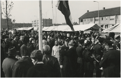 198450 Opening van de weekmarkt in de wijk Eckart: het heisen van de vlag, 12-04-1967