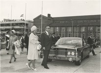 198569 Bezoek van koningin Juliana ter gelegenheid van de opening van het stadhuis. Rechts van de koningin burgemeester ...