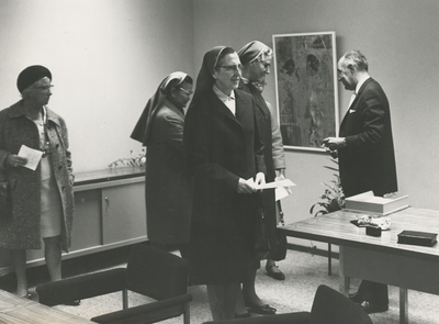 198581 Het bezoeken van het stadhuis door drie nonnen, 19-09-1969 tot en met 26-09-1969