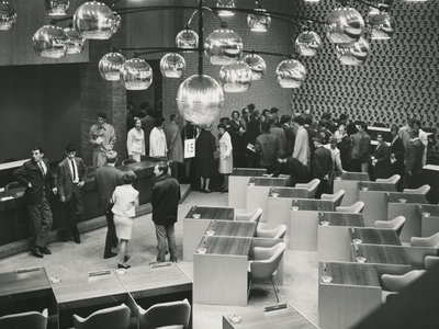 198583 Panorama van de gemeenteraad - zaal met glazen lampen, grote groep bezoekers, 19-09-1969 tot en met 26-09-1969