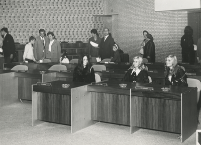 198585 Het plaatsnemen van drie dames achter bureau's in de gemeenteraad - zaal, 19-09-1969 tot en met 26-09-1969