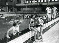 252135 Schoolzwemmen in het Sportfondsenbad, ca. 1970